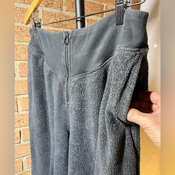 Aerie grey teddybear zip front joggers with pockets - large - Picture 3 of 6